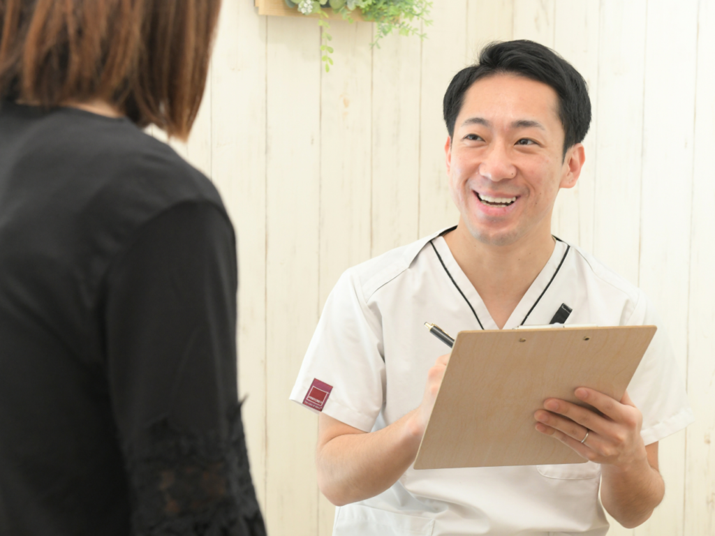 太った原因を分析する様子